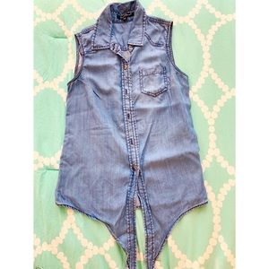 Sleeveless chambray top with tie waist